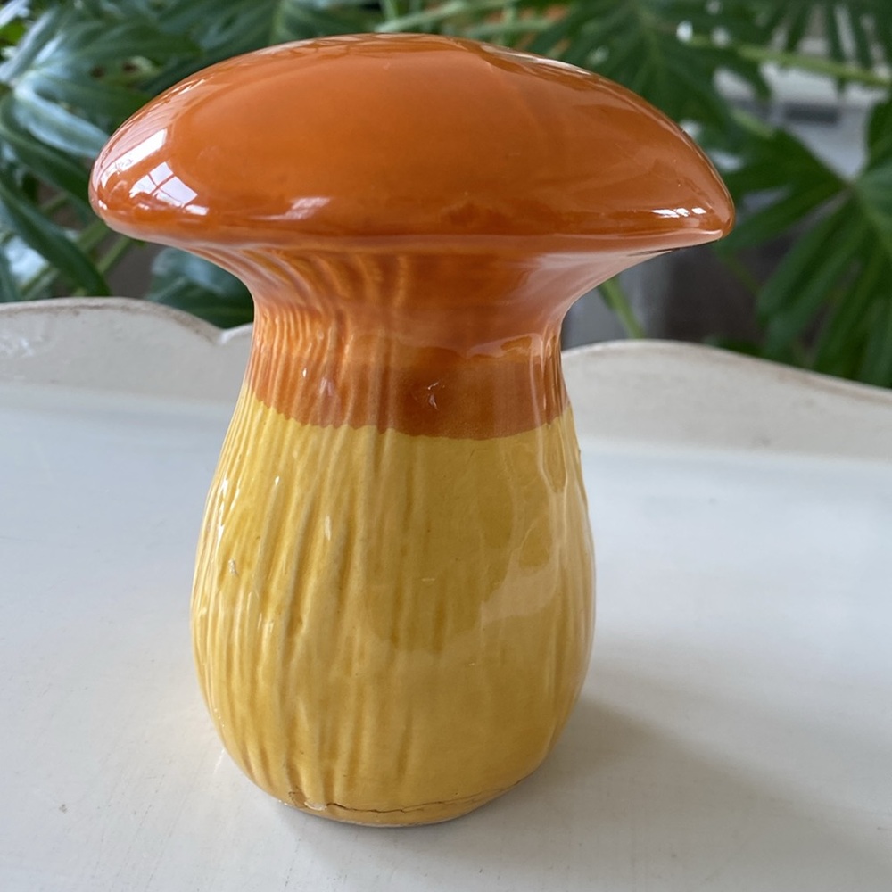 Vintage Jumbo Mushroom Salt Shaker - Picture 4 of 11